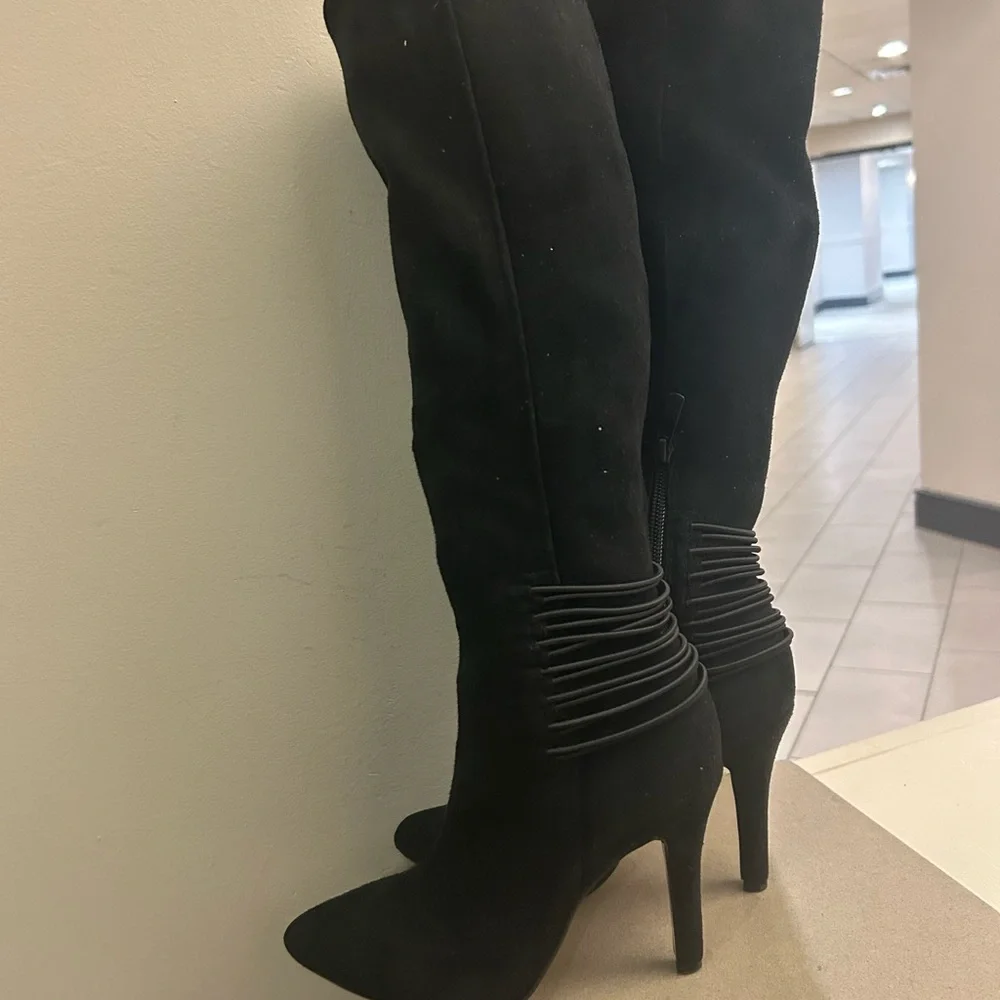 Boots Chic Black Over the Knee Suede BCBGeneration 6B/36. Excellent Condition